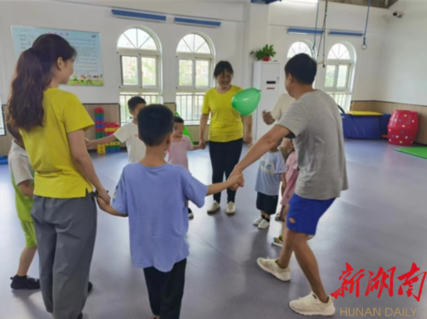 图为残疾儿童接受康复训练